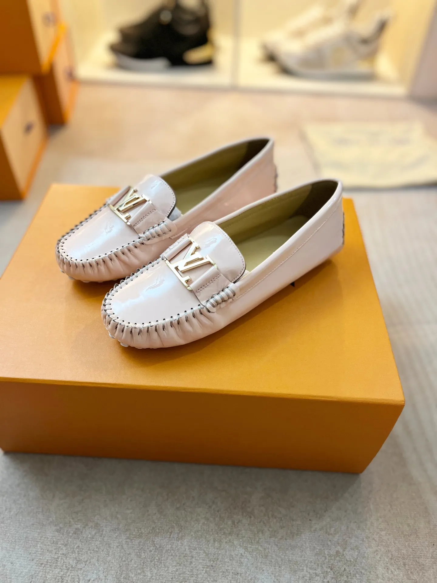 p460💰Couple model❤️🇫🇷 𝙇𝙤𝙪𝙞𝙨 𝙑𝙪𝙞𝙩𝙩𝙤𝙣 🇫🇷Louis Vuitton 2023 Classic𝓛𝓿 𝓣𝓻𝓪𝓲𝓷𝓮𝓻 Sports Series ➪➪➪¯ [Arizona Doudou Shoes Series] ▪️▪️▪️Arizona slip-on shoes are made of Monogram Eclipse canvas. Its hand-painted and dyed edges and hand-sewn uppers fully demonstrate Louis Vuitton's traditional shoemaking craftsmanship. This slip-on shoe is very lightweight. The integrated tongue and upper make it particularly comfortable and flexible. The soft outsole is equipped with rubber padding. Decorated with matching sash. Detailed features: ☑️Monogram Eclipse canvas ☑️Black Eclipse pattern ☑️Hand-painted shoe edges ☑️Hand-sewn uppers (each pair takes time to process) ☑️Integrated tongue and upper construction ☑️Outsole equipped with rubber lining ☑️size: 35_46